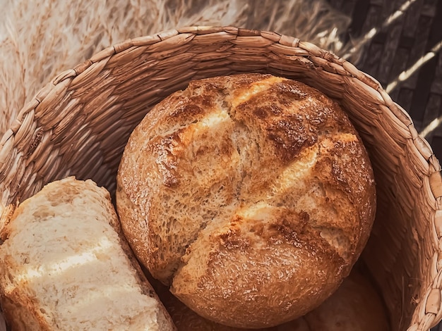 Pane fresco in un paniere di cibo in stile rustico cestino