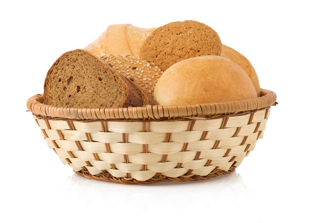 Pane fresco isolato su sfondo bianco