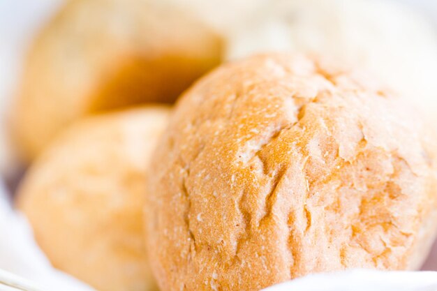 Pane fresco nel cestino.