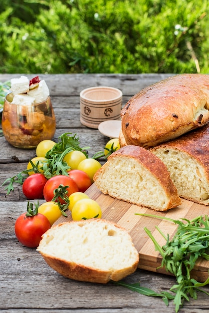 Pane fresco. pomodori con rucola Formaggio feta con olive e pomodori secchi. Picnic,