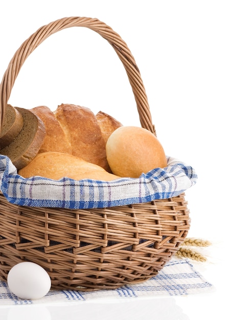 Pane fresco su bianco