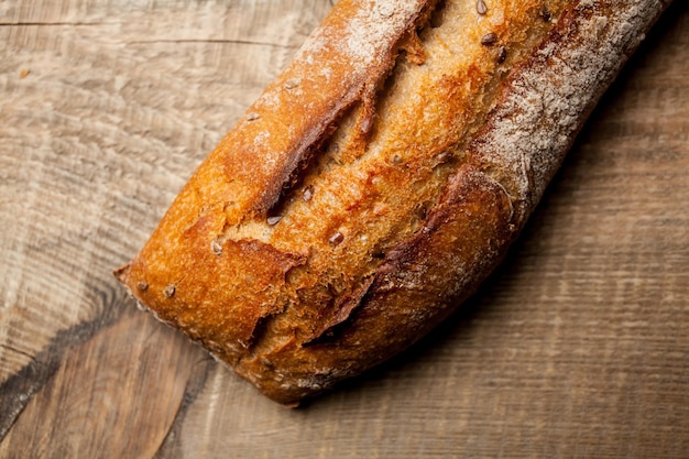 pane fresco su fondo in legno Pane tradizionale appena sfornato su tavola di legno baguette fresca