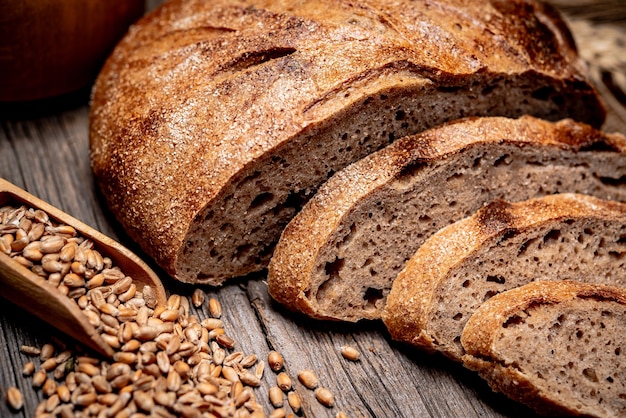 Pane fresco su fondo in legno. Pane tradizionale appena sfornato sulla tavola di legno. Cibo salutare