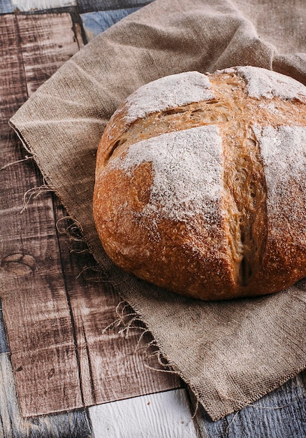 pane fresco su fondo in legno