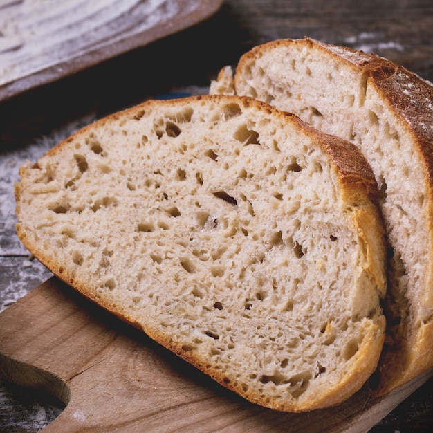 Pane fresco su legno