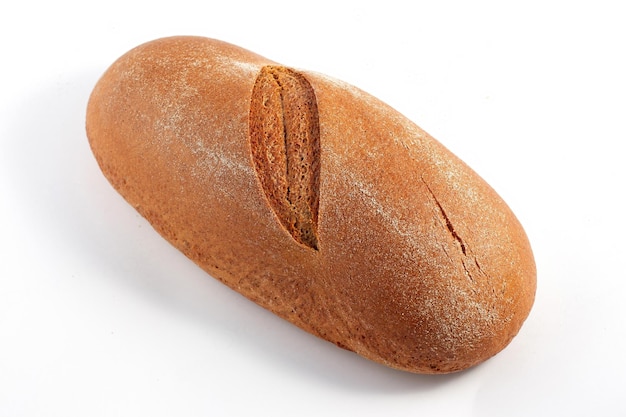 Pane fresco su sfondo bianco Splendidamente cosparso di farina