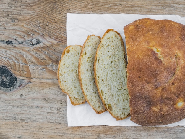 Pane fresco su una tavola di legno