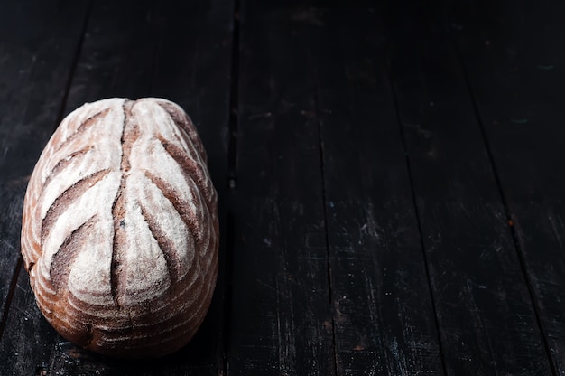 pane fresco su uno sfondo nero