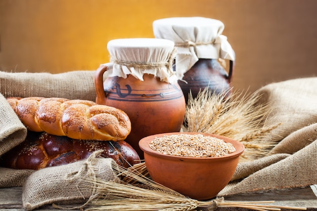 Pane fresco su uno sfondo vecchio con accessori da cucina sul tavolo