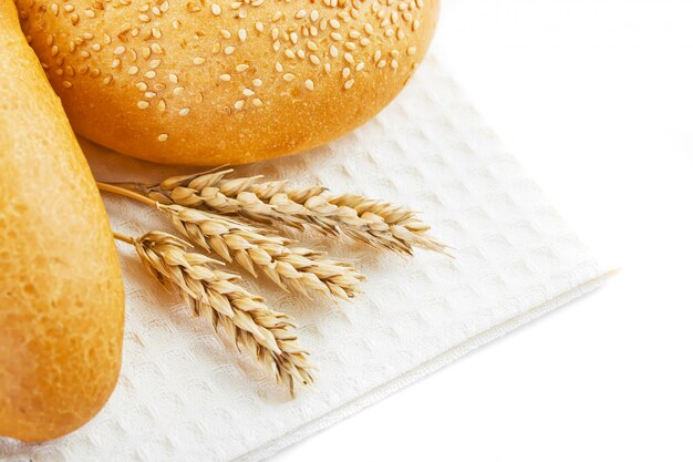 Pane fresco su uno sfondo vecchio con accessori da cucina sul tavolo