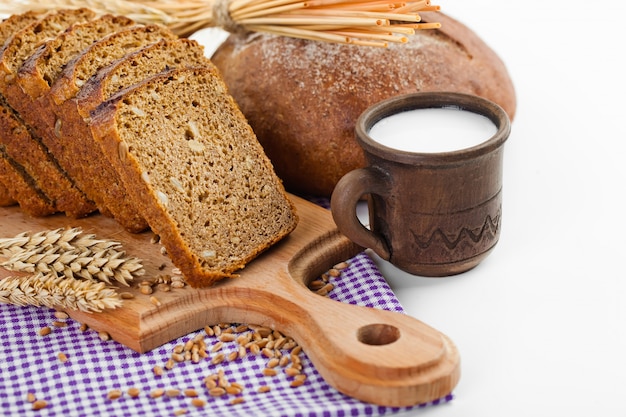 Pane fresco su uno sfondo vecchio con accessori da cucina sul tavolo