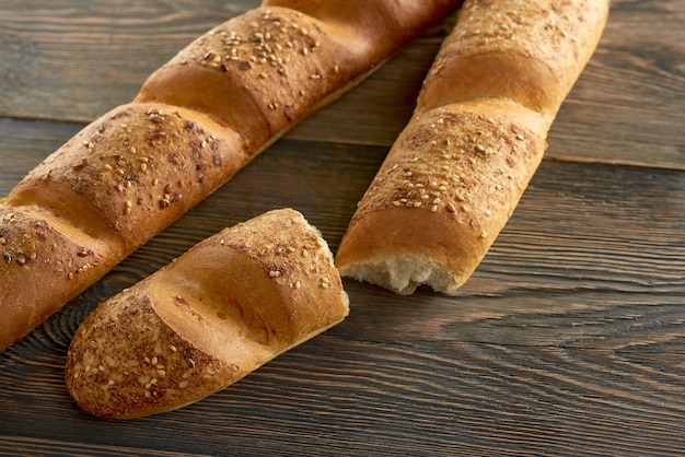 Pane fresco sul piano di lavoro in legno