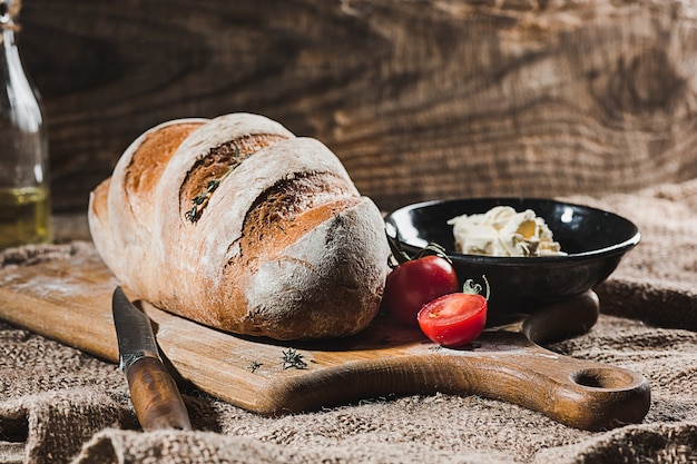 Pane fresco sul primo piano del tavolo. Pane fresco sul tavolo della cucina Il concetto di alimentazione sana e panetteria tradizionale. Stile rustico