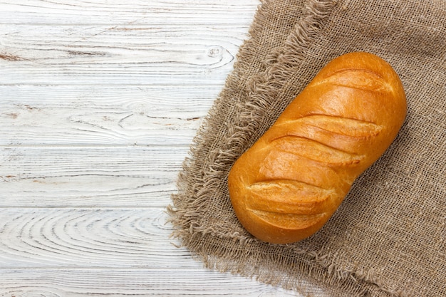 Pane fresco sul tavolo di legno. Vista dall'alto con spazio per il testo