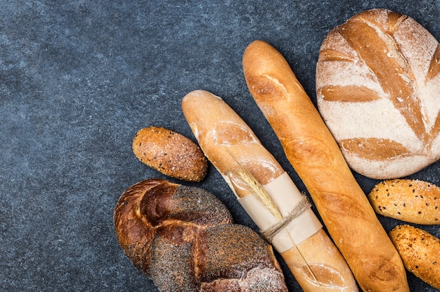 Pane fresco sul tavolo. pane fatto in casa