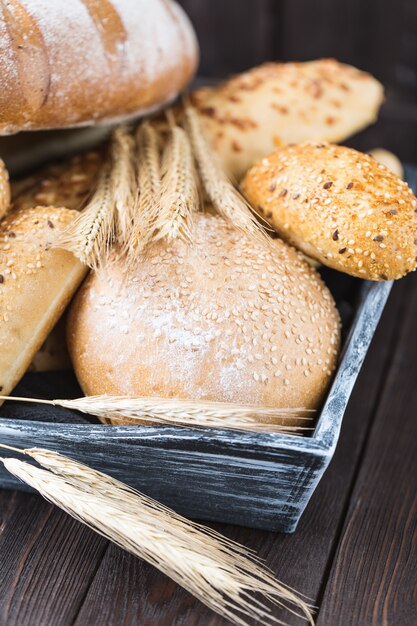 Pane fresco sul tavolo. pane fatto in casa