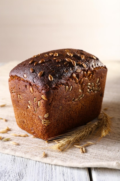 Pane fresco sulla tavola di legno si chiuda