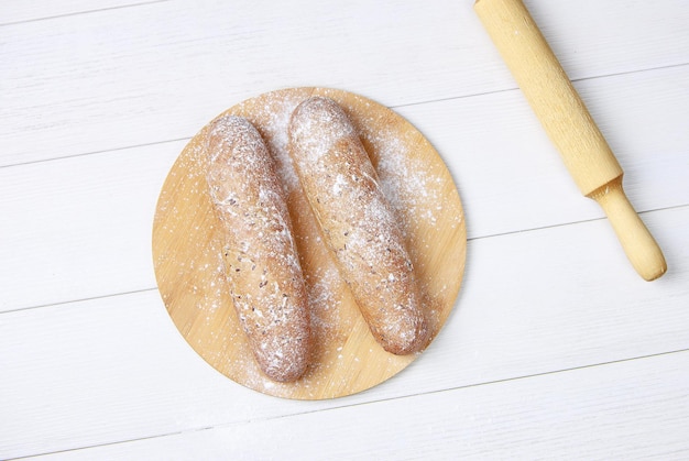 Pane fresco sulla tavola di legno. Vista dall'alto con spazio per il testo