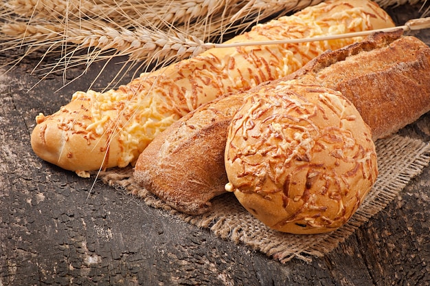 Pane fresco sulla vecchia tavola di legno decorata con le orecchie