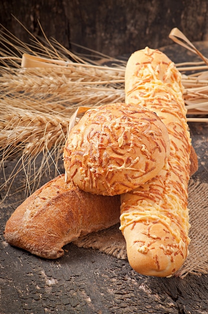 Pane fresco sulla vecchia tavola di legno decorata con le orecchie