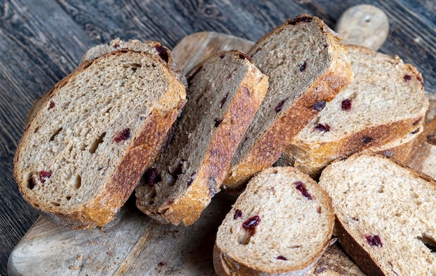 Pane fresco tagliato a base di farina e mirtilli rossi secchi