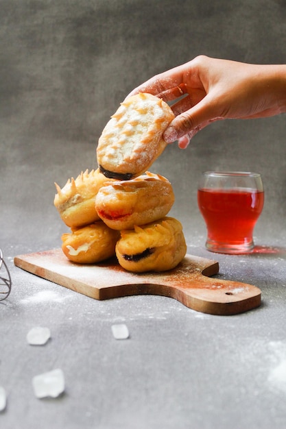 Pane fritto a forma di riccio Questo pane contiene solitamente varie marmellate dolci e salate