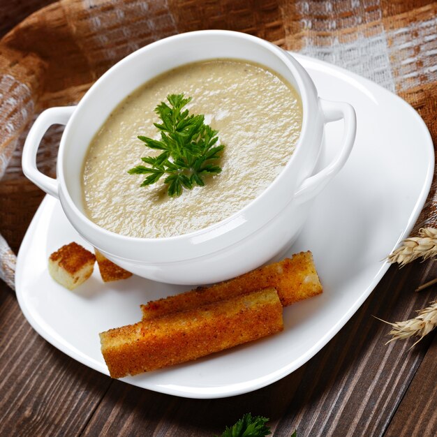 Pane fritto e zuppa di verdure a colazione.