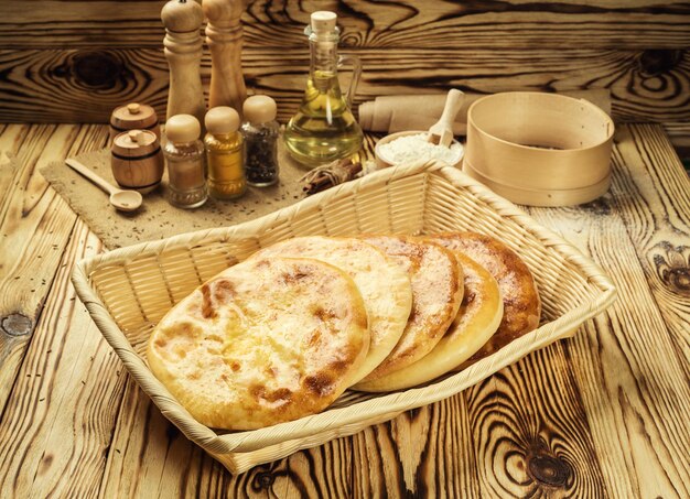 Pane georgiano tradizionale khachapuri di cottura casalingo con formaggio sul tavolo di legno