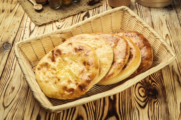 Pane georgiano tradizionale khachapuri di cottura casalingo con formaggio sul tavolo di legno