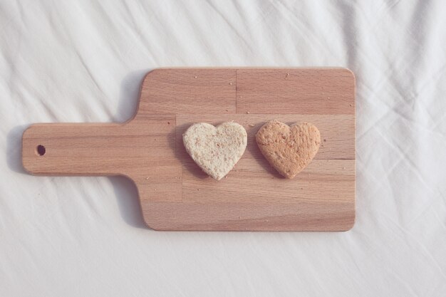 Pane granulato tagliato a forma di cuore. Concetto di amore e cura nel giorno di San Valentino.