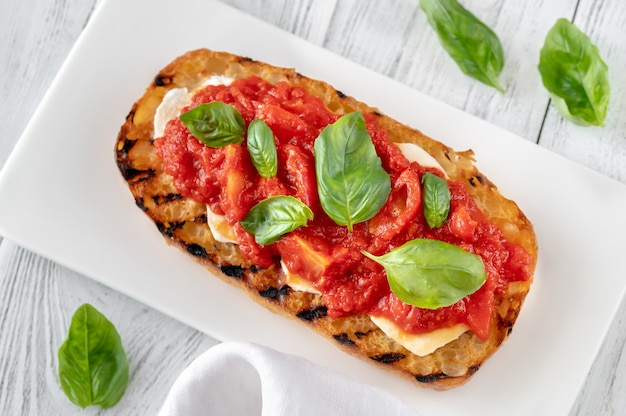 Pane grigliato con mozzarella e passata di pomodoro