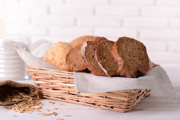 Pane gustoso sul tavolo su sfondo chiaro