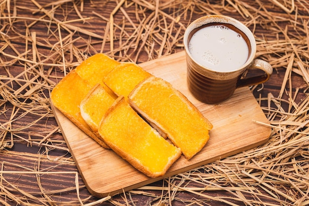 Pane imburrato con latte vaccino tiepido