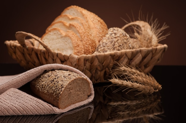 Pane in un cesto di vimini su sfondo scuro