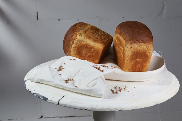 Pane in un piatto