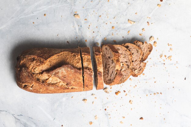 Pane integrale a fette su marmo bianco