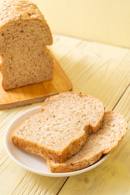 pane integrale a fette su un tavolo di legno