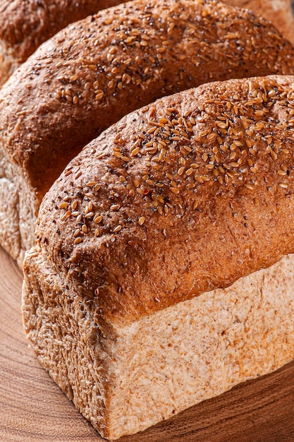 Pane integrale a lievitazione naturale ricoperto di semi di sesamo