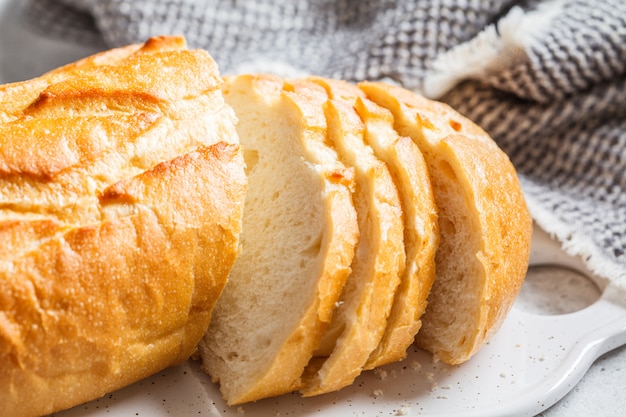 Pane integrale affettato sul bordo bianco.
