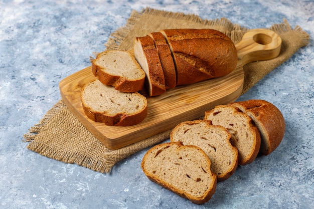 Pane integrale affettato sul tagliere, vista superiore