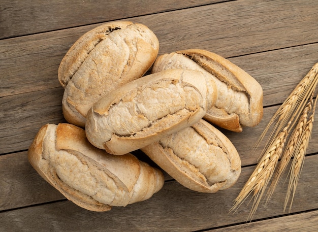 Pane integrale al sale di pane francese o pistolet su un tavolo di legno