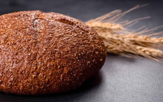 Pane integrale appena sfornato con spighe e chicchi di grano