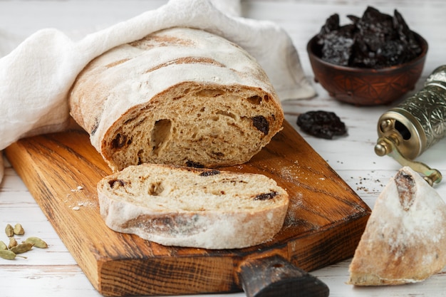 Pane integrale appena sfornato fatto in casa con prugne e cardamomo