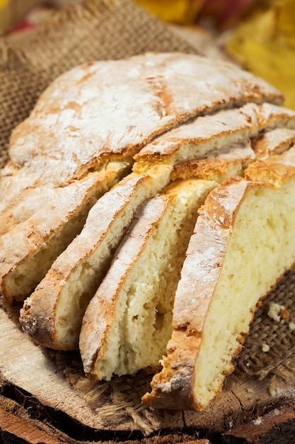 Pane integrale casalingo su un di legno