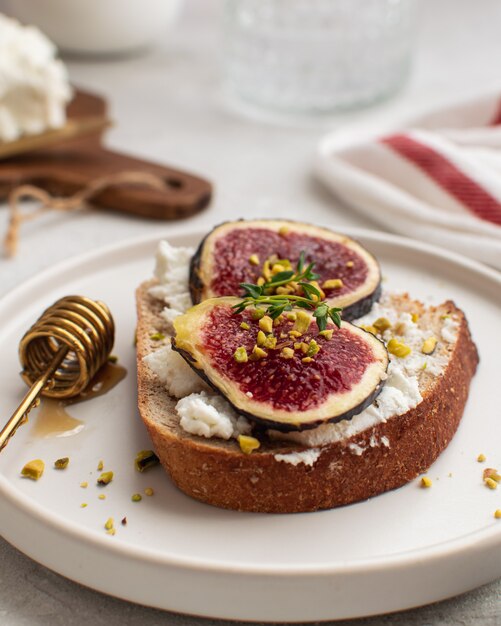 Pane integrale con formaggio di capra, miele e fichi