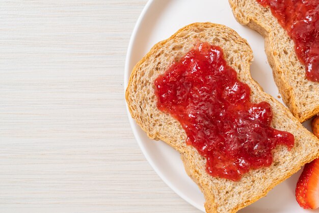 pane integrale con marmellata di fragole e fragole fresche