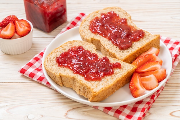 pane integrale con marmellata di fragole e fragole fresche