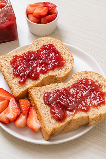 pane integrale con marmellata di fragole e fragole fresche