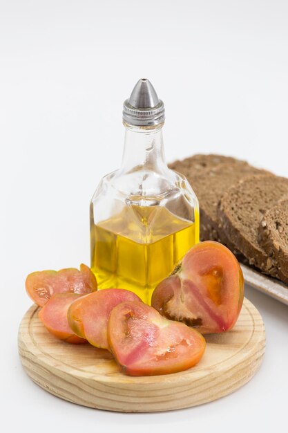 Pane integrale con olio e pomodoro, colazione tradizionale della dieta mediterranea