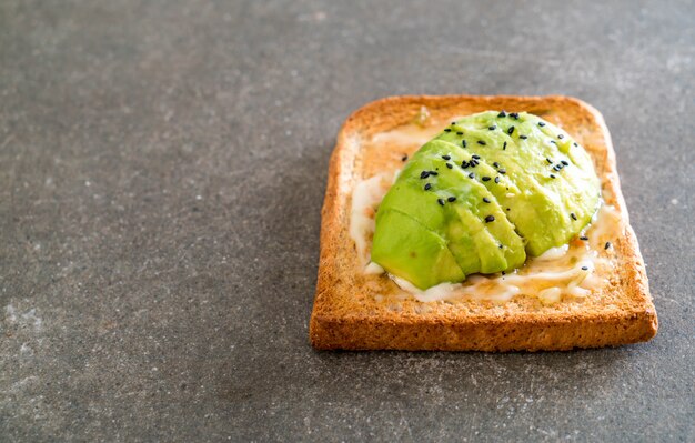 pane integrale con pane tostato con avocado